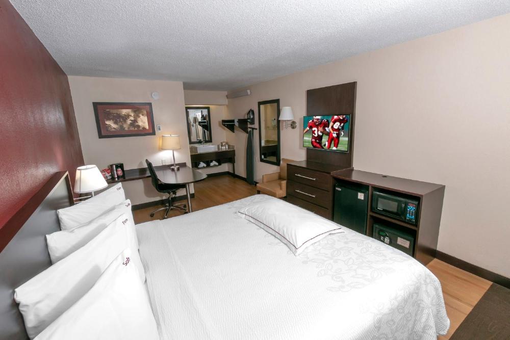 Premium King Room Smoke Free (Upgraded Bedding & Snack) interior